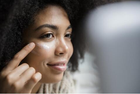 Les 7 meilleurs écrans solaires pour la peau huileuse, selon les experts en dermatologie