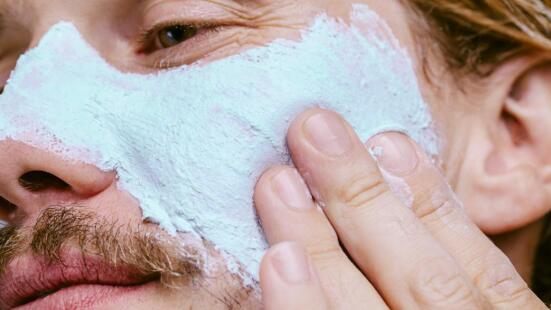 C'est la fréquence à laquelle vous devriez utiliser des masques faciaux dans vos soins quotidiens de la peau