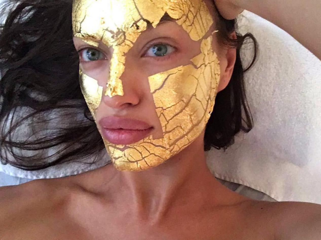 Ce blogueur a créé une version à 20 $ du masque facial en or à 300 $ des Victoria's Secret Angels