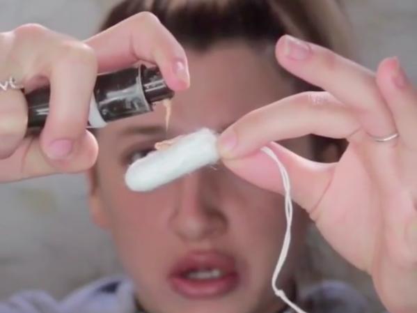 Une blogueuse beauté a utilisé un tampon pour se maquiller