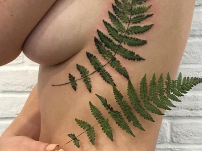 Vous pouvez réellement vous faire tatouer de vraies plantes sur votre corps, et elles ont l'air géniales