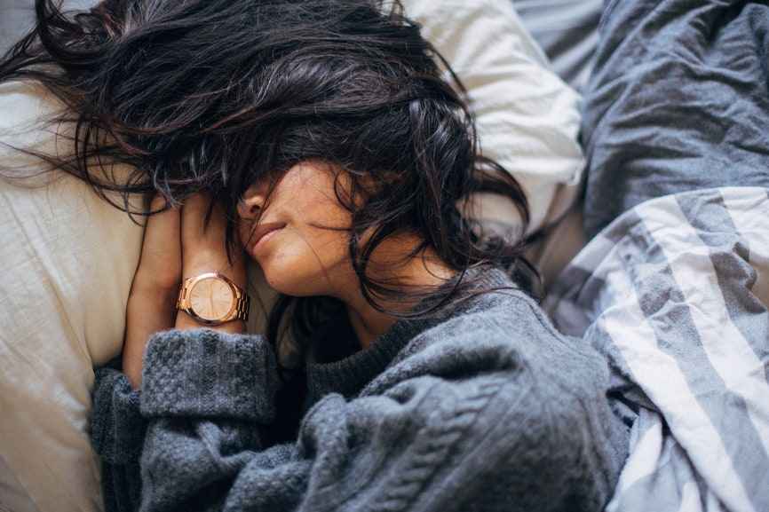 8 habitudes de sommeil courantes qui ruinent votre peau